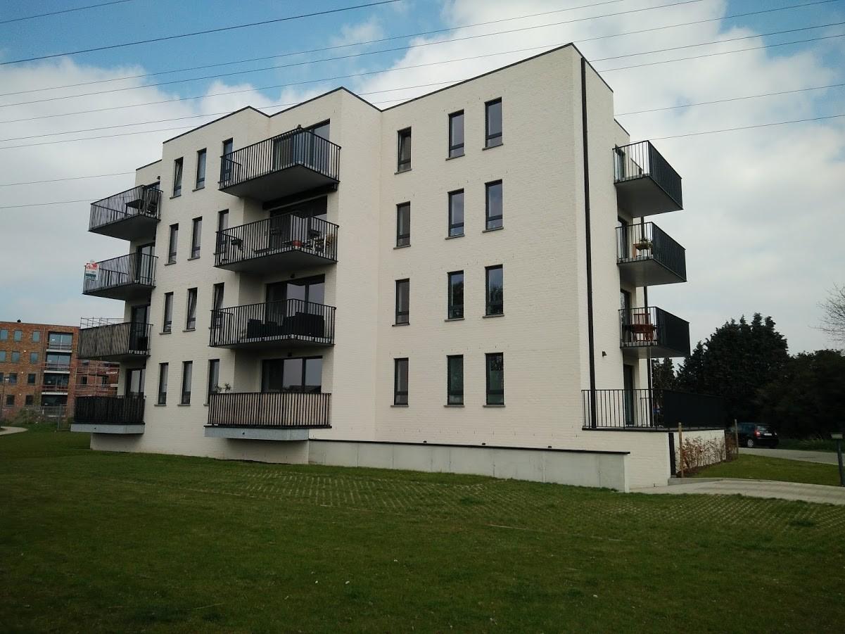 Recent appartement met twee slaapkamers en autostaanplaats
